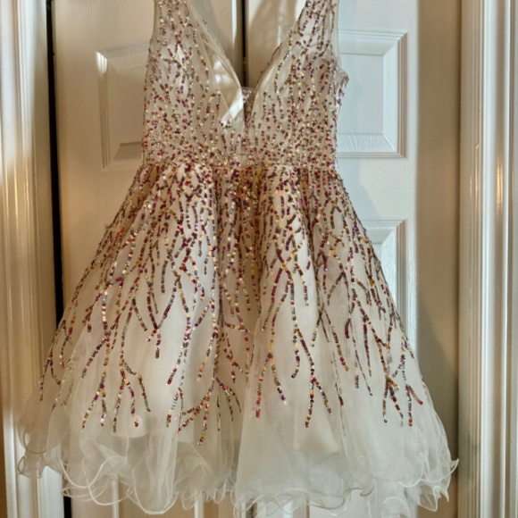 Beautiful Dave & Johnny Special Occasion Dress - Picture 4 of 5